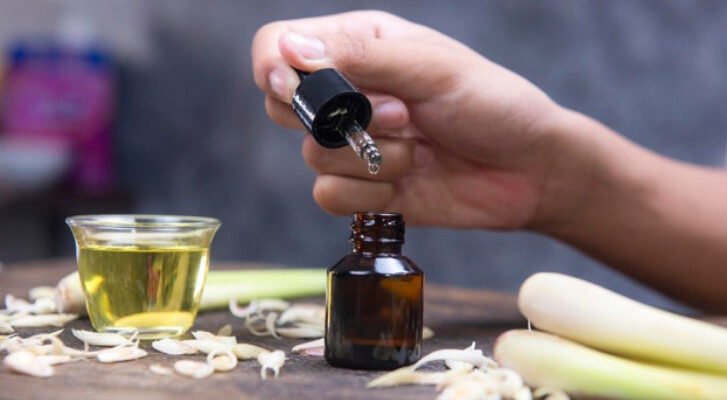 Hãy cùng vChiaSe tìm hiểu về thành phần, tác dụng tuyệt vời và cách làm tại nhà nhanh chóng, đơn giản nhất mà tinh dầu sả chanh mang lại nhé!